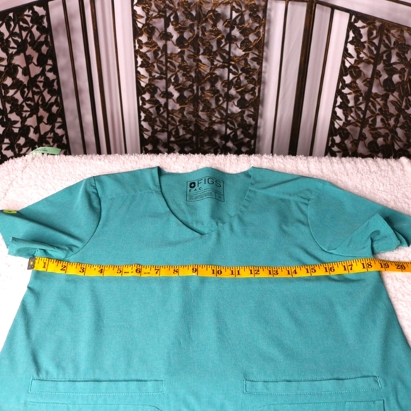 FIGS Scrub top Limited Edition FION E.A.C Lekei in Marine, Size XS - Picture 3 of 6